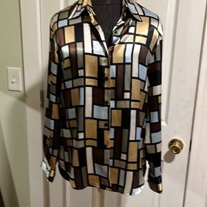 Lovely blouse looks like silk feel good